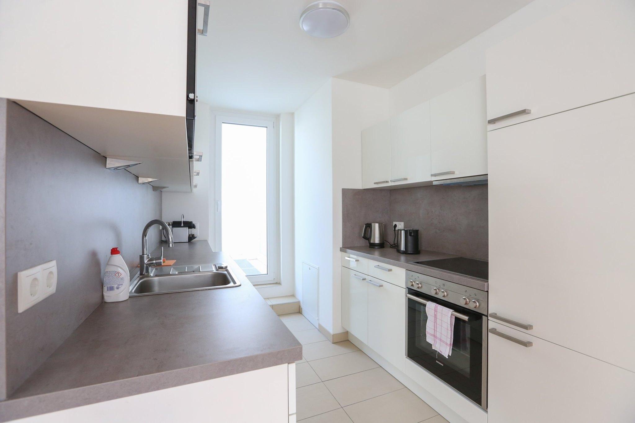 4 Beds And - Contactless Check-in Appartement Wenen