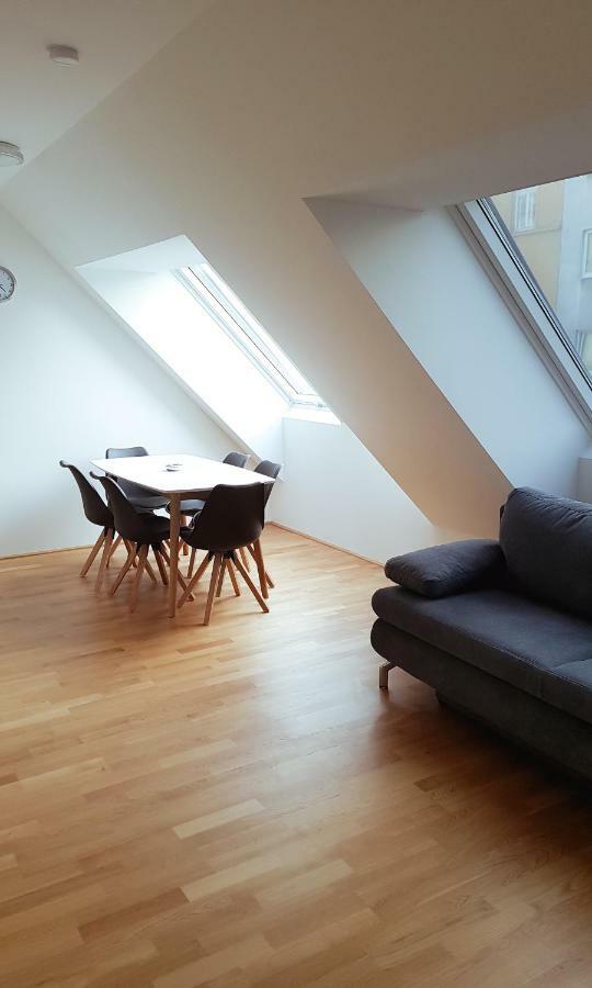 4 Beds And - Contactless Check-in Appartement Wenen