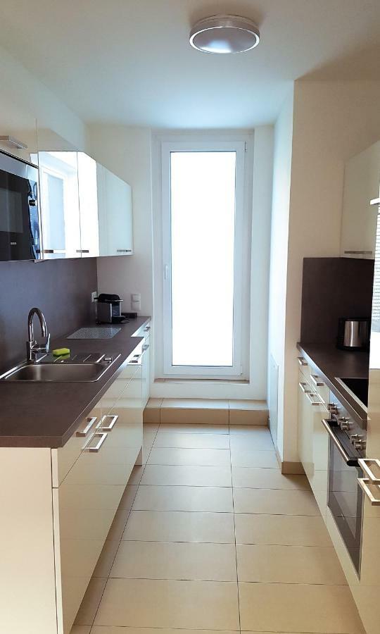 4 Beds And - Contactless Check-in Appartement Wenen