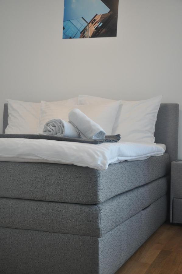 4 Beds And - Contactless Check-in Appartement Wenen